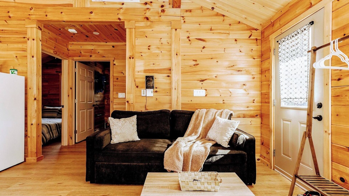 West Hants Cottage | Beautiful Cottage w/Firepit Bbq,close to lakes,vineyards,zipline & Ski Martock