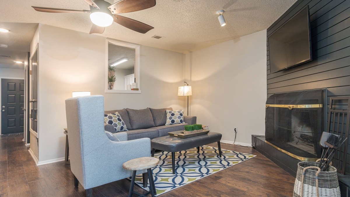 Little Rock Condo | Beautiful, Comfy & Convenient Condo!