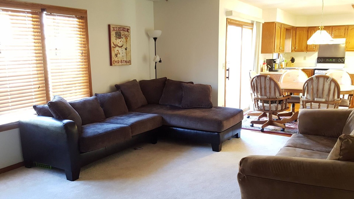 Urbandale House | Beautiful comfy five bedroom home sleeps 11+