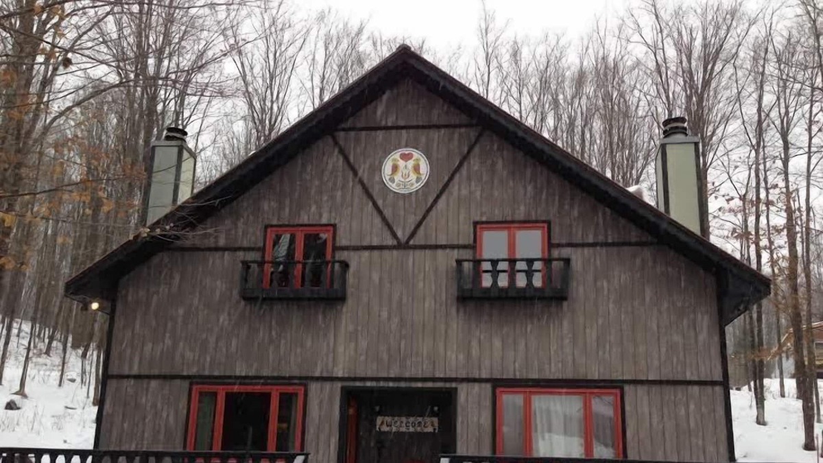 Stambaugh Ski Chalet | Beautiful, Comfy, Rustic Ski Chalet Steps From Ski Brule Mountain - LEFT side