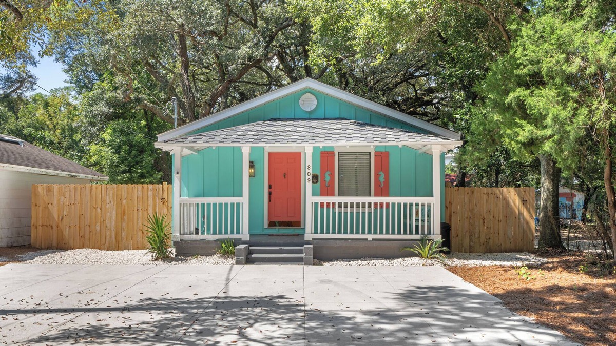 South Pensacola House | Beautiful completely remodeled pool home just minutes from downtown Pensacola