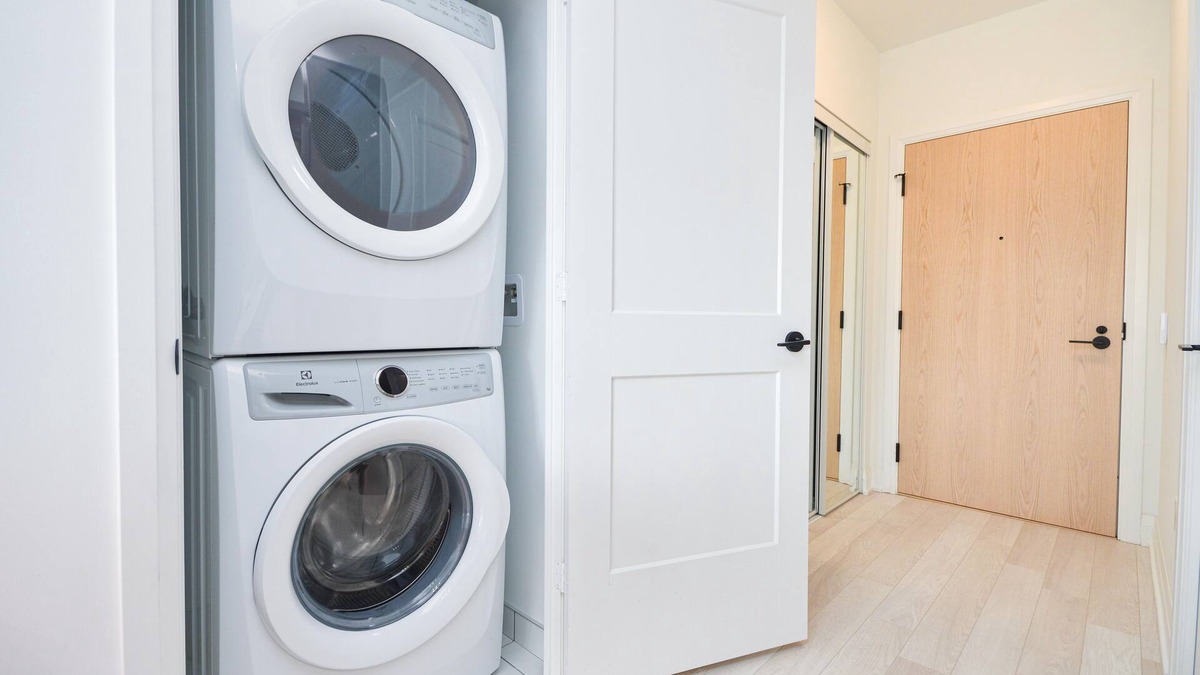 Downsview Condo | Beautiful Condo 2 Bed 2 Bath Close to All Highways