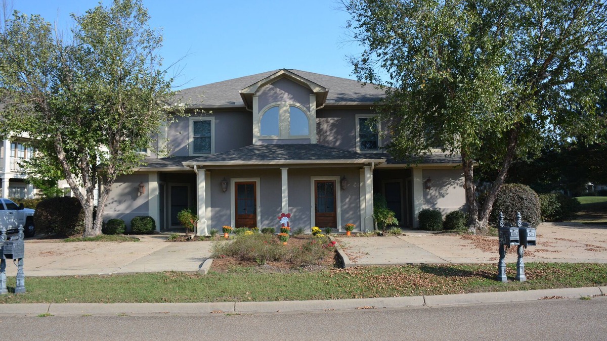 Country Club Condo | Beautiful Condo, 5 mins from the Campus