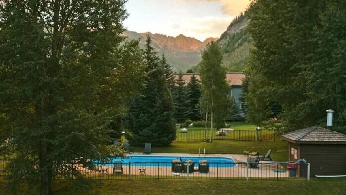 Vail Condo | Beautiful Condo across street from Vail Golf Course Clubhouse