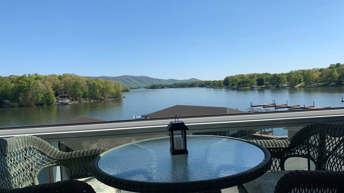 Huddleston Condo | Beautiful condo lakefront beautiful views, relaxing times what else do you need?