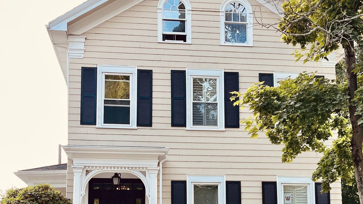 Wakefield House | Beautiful condo next to commuter rail into Boston