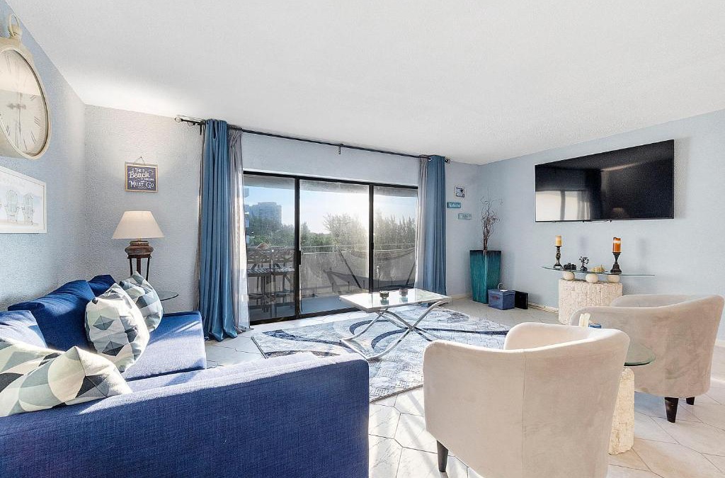 Williams Town Apartment | Beautiful Condo on the Beach in Freeport, Bahamas!