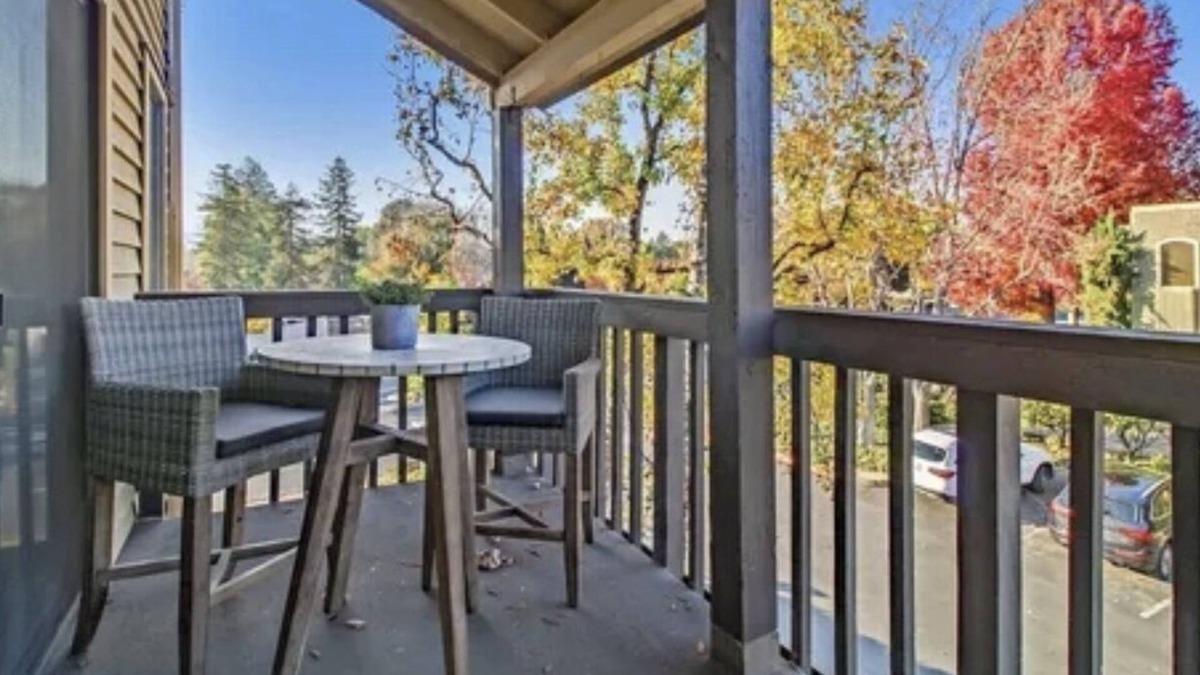 Pleasant Hill Condo | Beautiful condo w/fireplace in the heart of downtown Pleasant Hill