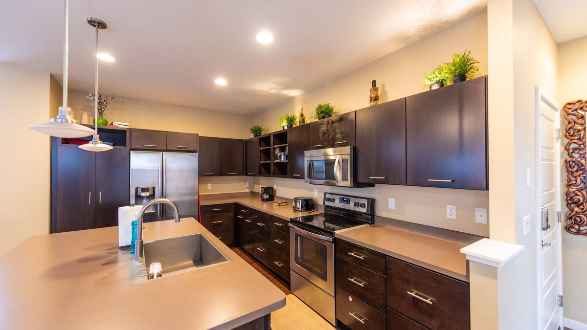 Northridge House | Beautiful Contemporary -3 Level Home@best location