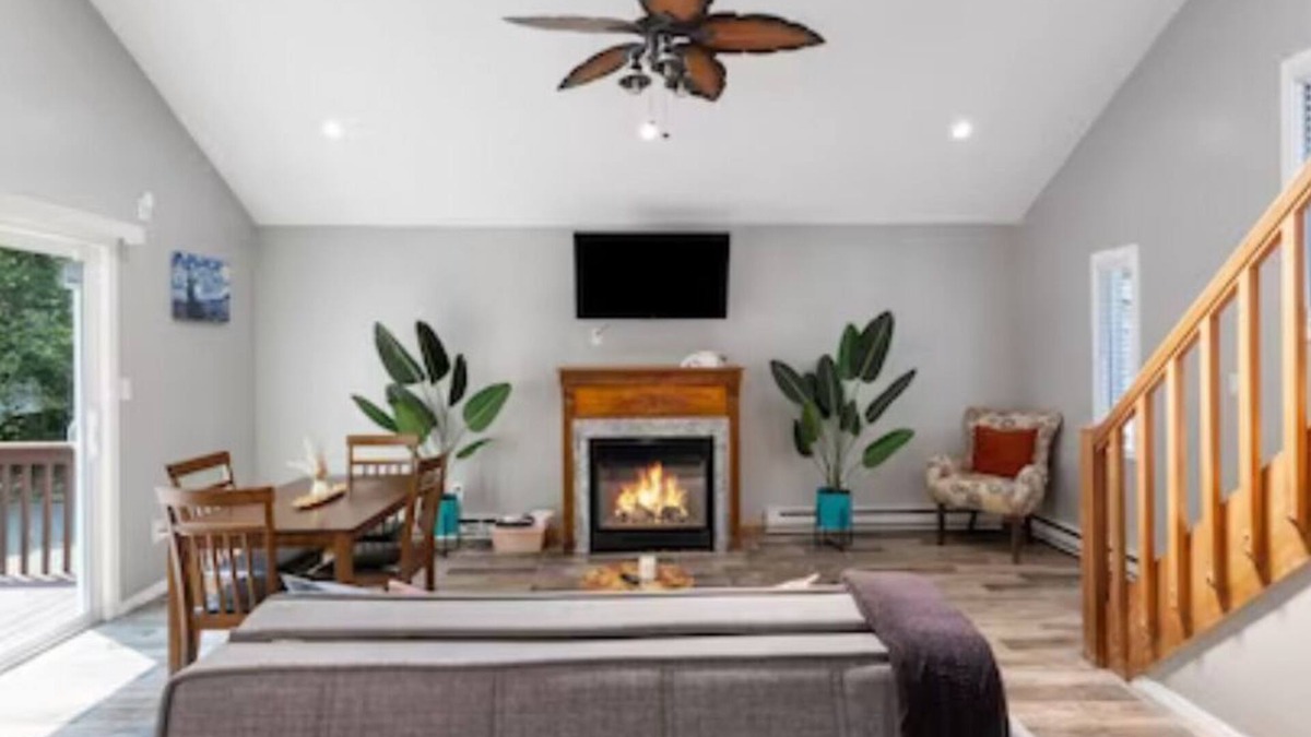Tobyhanna House | Beautiful contemporary style home located in the heart of the Poconos.