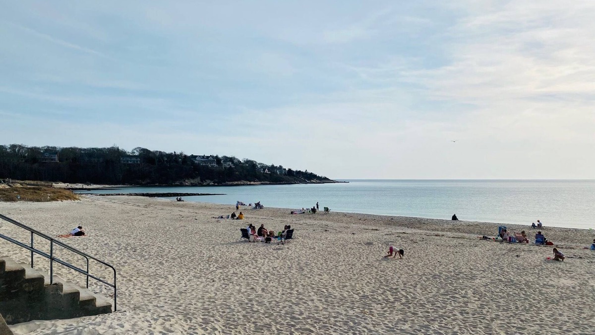 North Falmouth House | Beautiful contemporary Cape 10 minute walk from Old Silver Beach