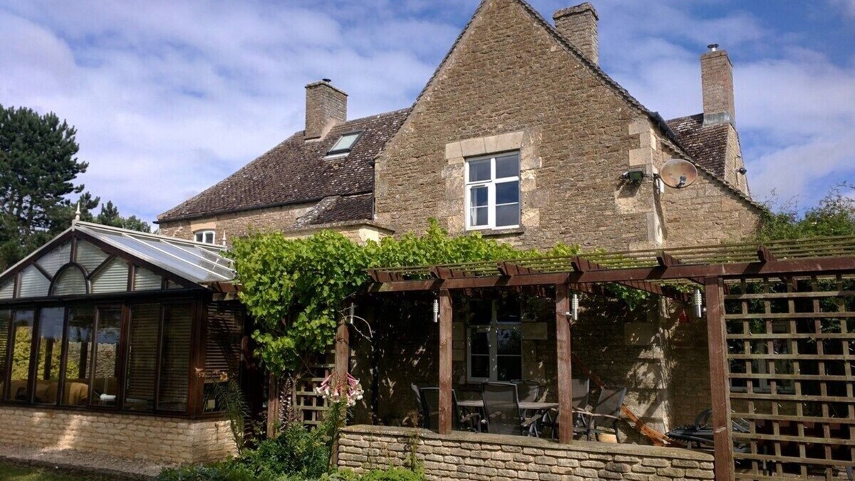 Lechlade House | Beautiful Cotswold Farmhouse set in 50 acres