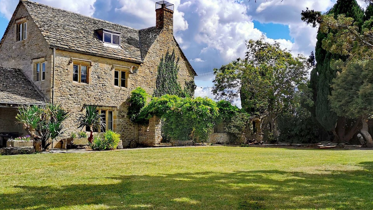 Clanfield Other | Beautiful Cotswolds farm house with period features and a beautiful garden.