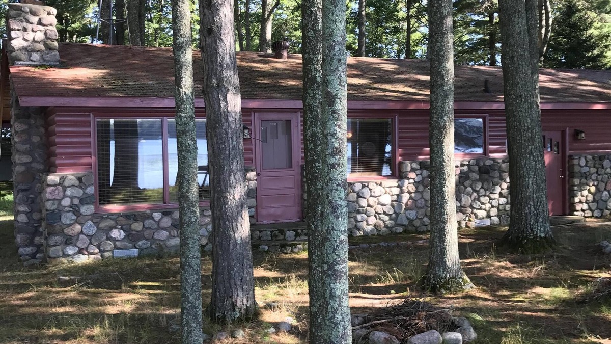 St Germain Cabin | Beautiful cottage between two lakes near St. Germain WI