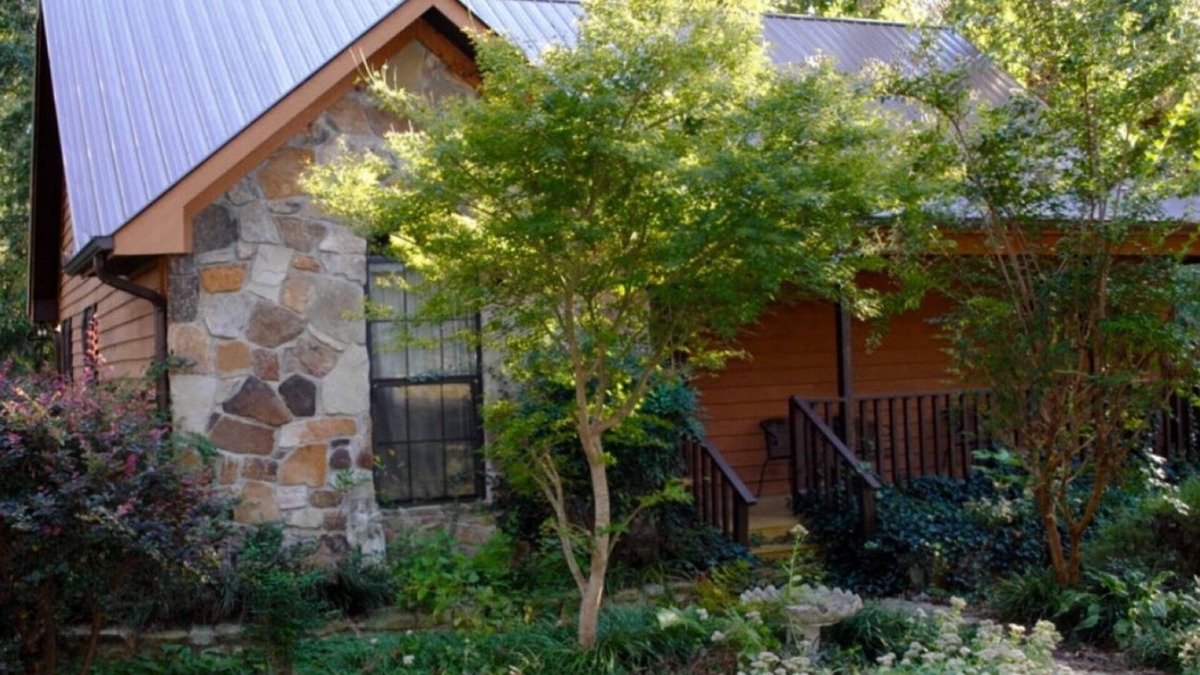 Albertville House | Beautiful Cottage Close To The Lake And Everything You Could Ever Need.