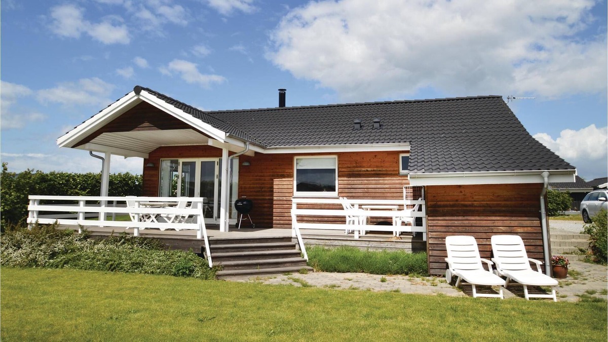 Svinøvester House | Beautiful cottage, comfortably furnished and equipped with, among other things, a fireplace stove, w