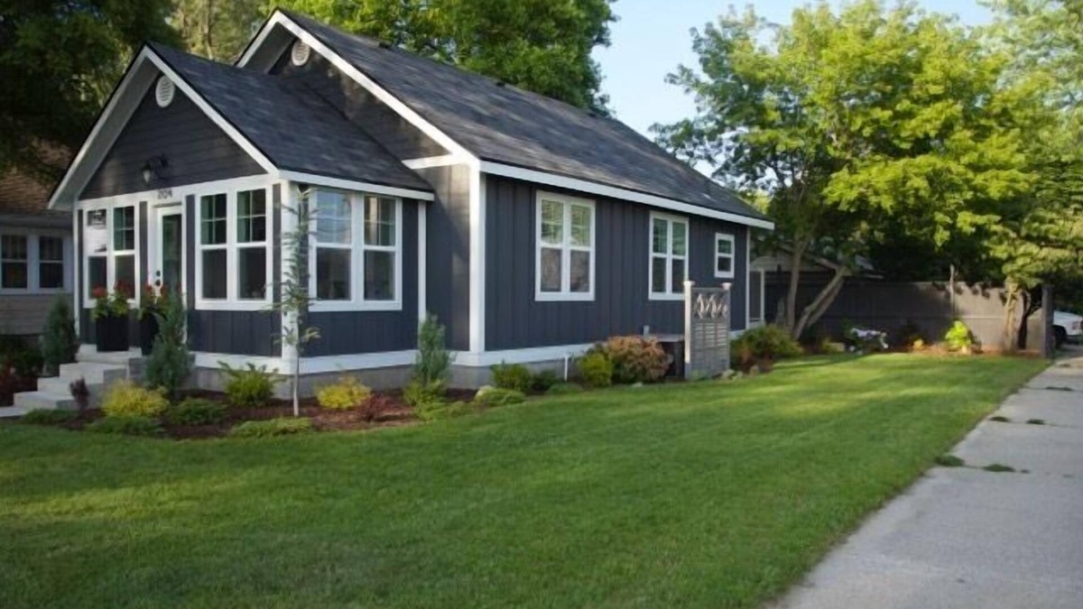 Spring Lake Cottage | Beautiful cottage home close to everything for your family and friends!