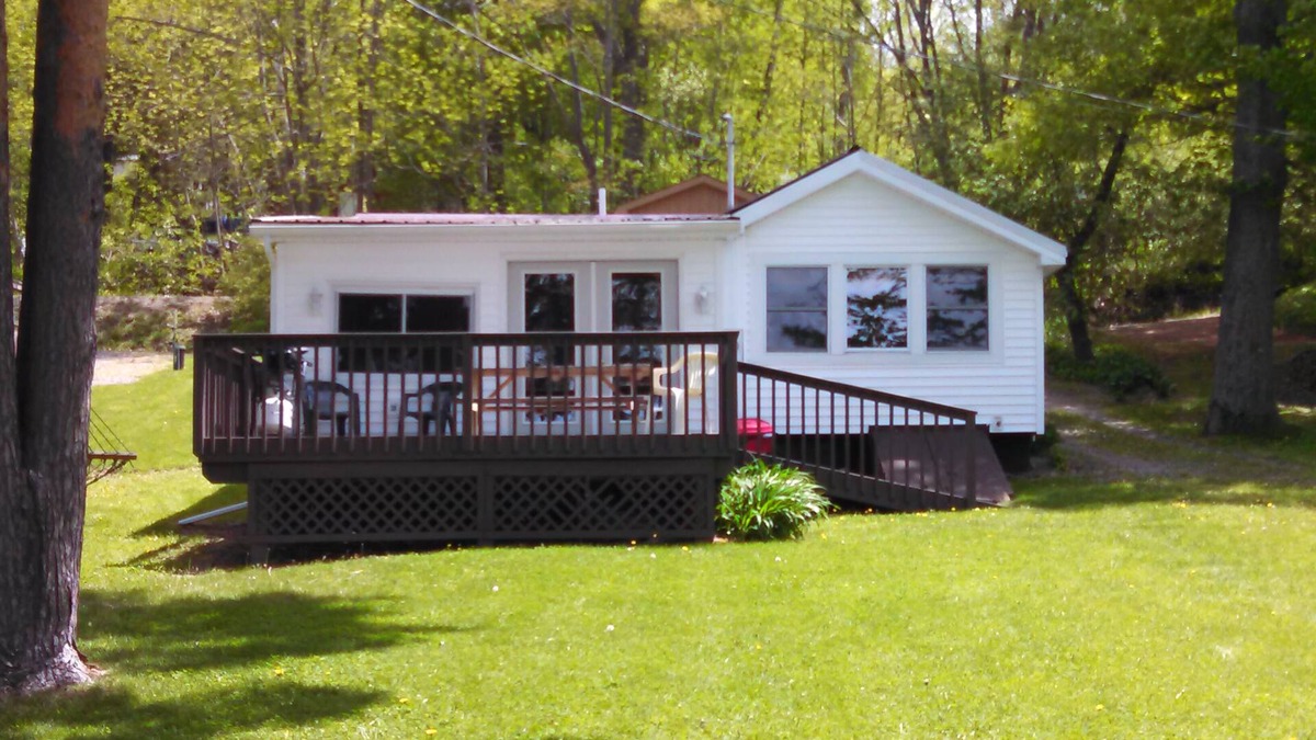 Rushford Lake Cabin | Beautiful cottage in front of the lake