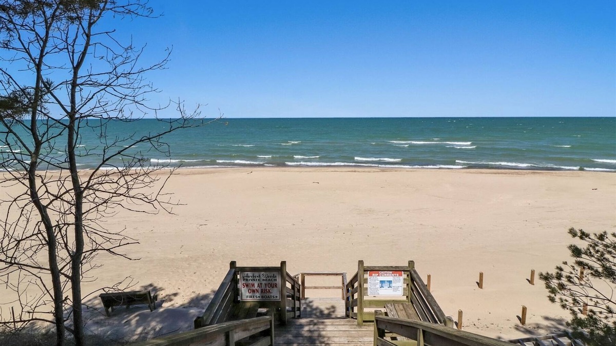 Harbert House | Beautiful Cottage in the heart of Harbor Country, just a short walk to the beach