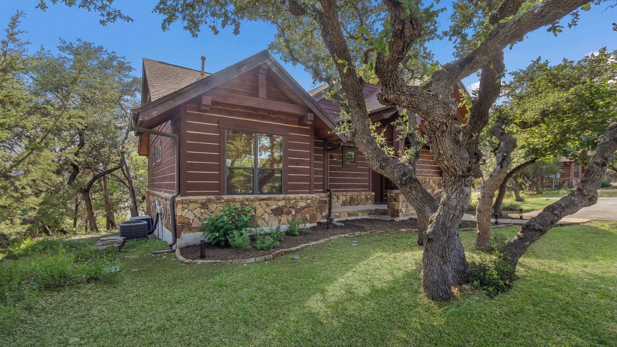 Leander Cottage | Beautiful Cottage in Hollows Resort - Pools, Restaurant, Fitness, Pickle Ball, Hill Country Views