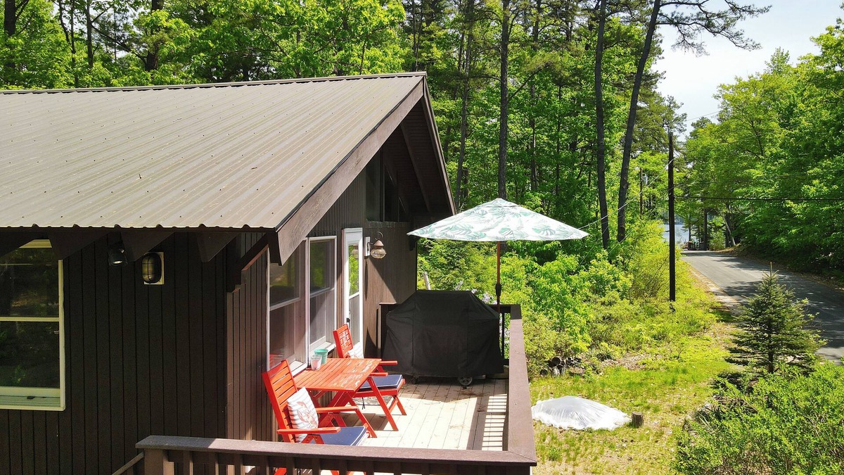Silver Lake House | *Beautiful Cottage Just a "Stones Throw" from Beautiful Silver Lake
