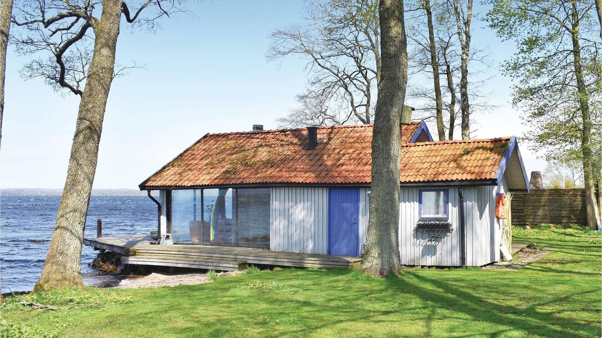 Horby House | Beautiful cottage on a lakeside property with wood-burning stove, sauna and beautiful view of lake R