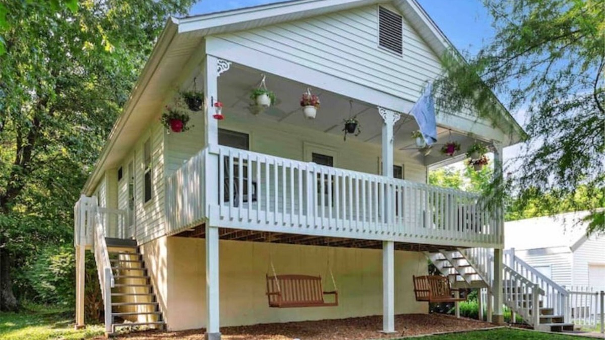 Eureka Cottage | Beautiful Cottage on Large one Acre Private Lot
