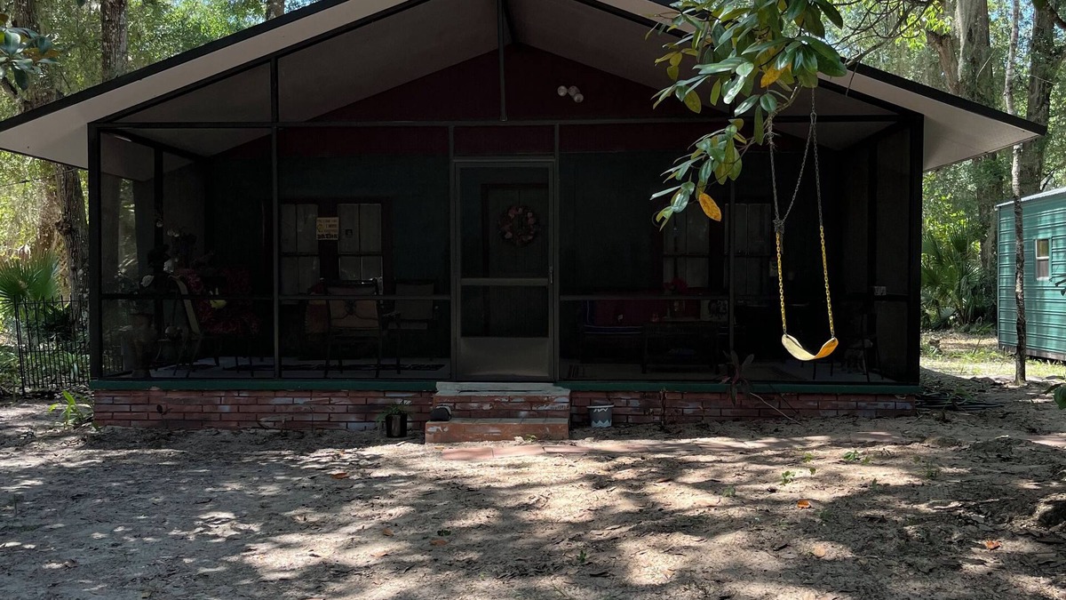 Crescent City Cottage | Beautiful cottage on 28 acres of prime land, in Fruitland, Florida!