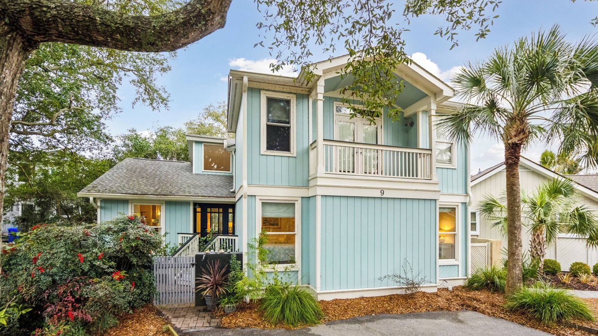 Isle of Palms Cottage | Beautiful cottage on lagoon,walk to beach, great for couples or families