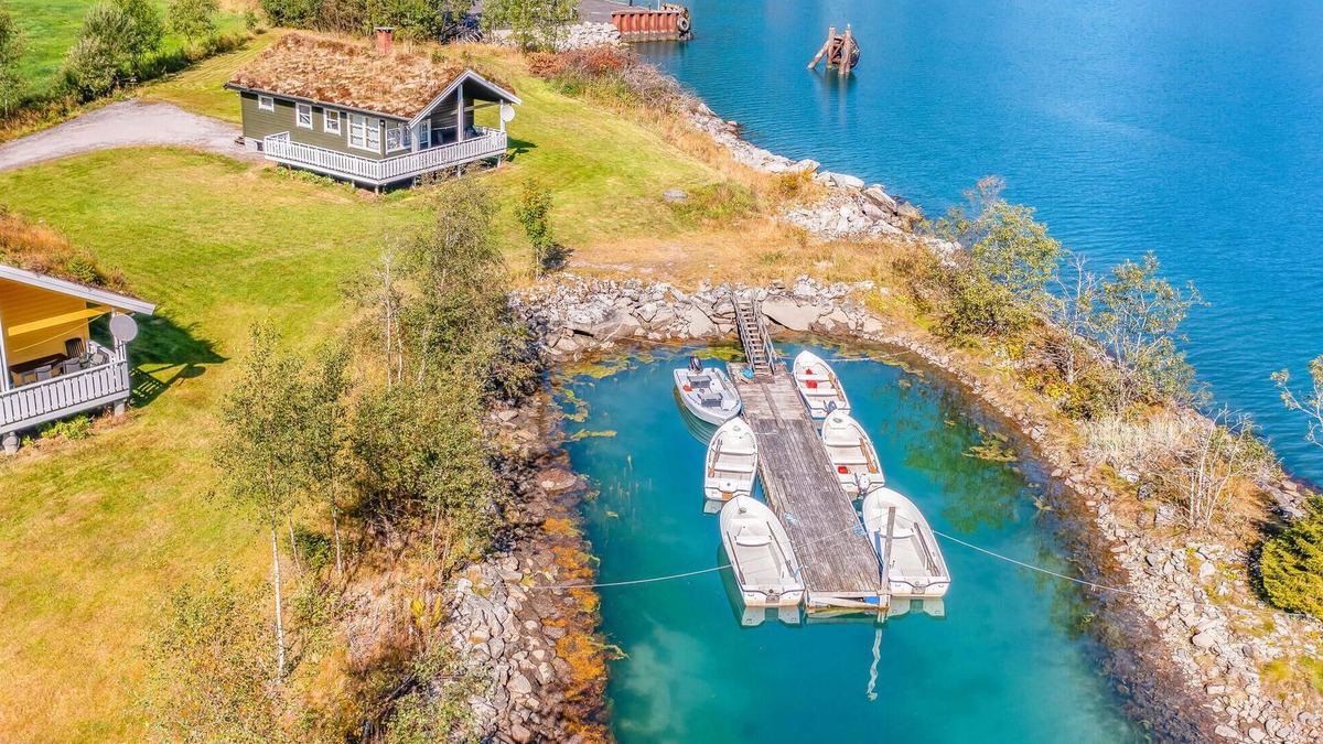 Fjaerland House | Beautiful cottages built on the fjord in Fjærland.