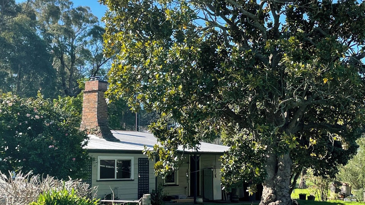 Glengarry North Cottage | Beautiful Country Cottage in Glengarry, w/firepit, wood fires & horses welcome!