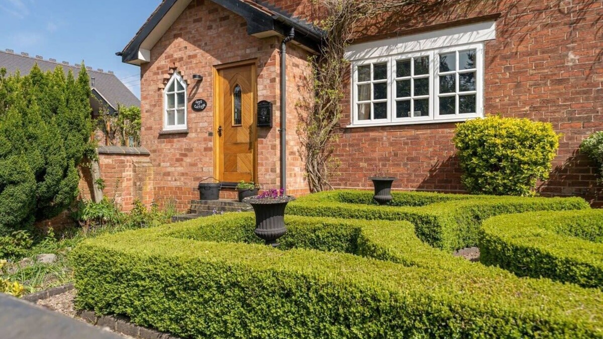 Pattingham House | Beautiful Country Cottage for up to 8 people