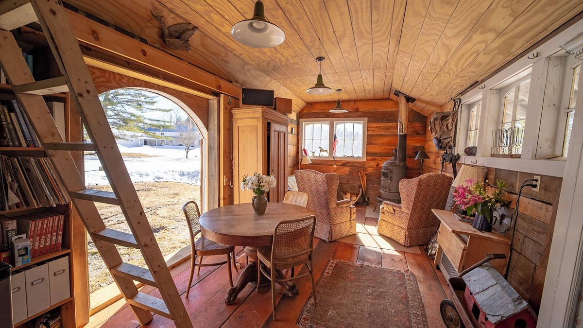 South Londonderry Cabin | Beautiful country cabin with hot tub and outdoor shower in Londonderry