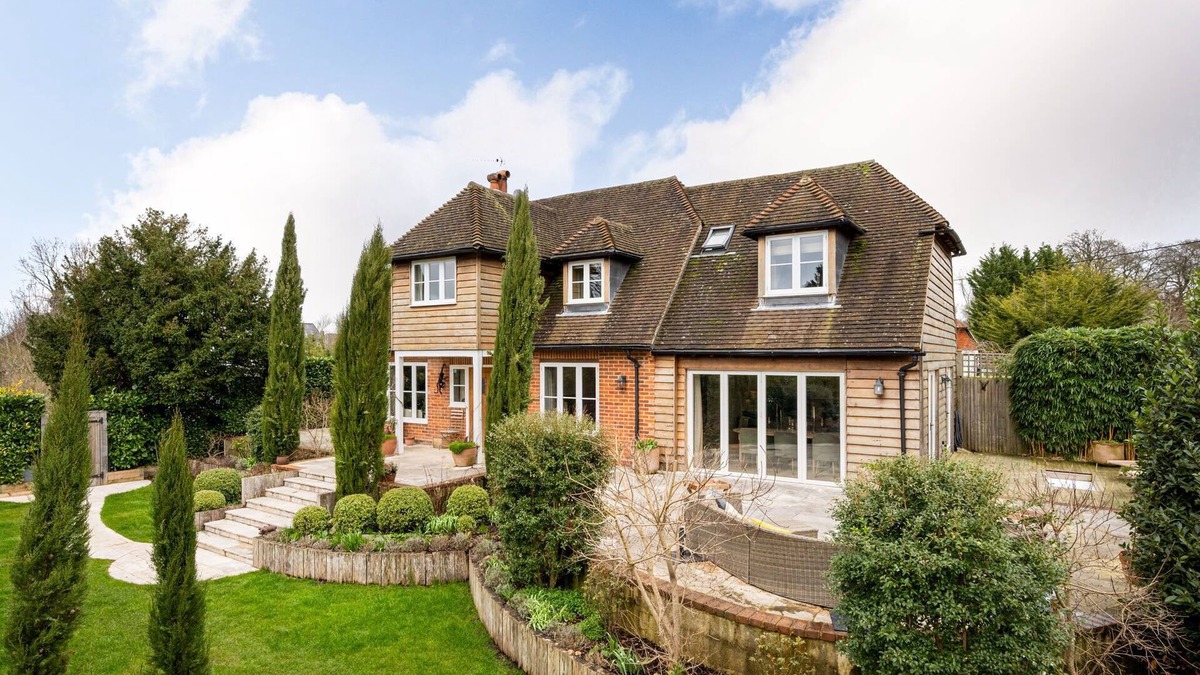 Lychpit House | Beautiful Country House in Historic Old Basing