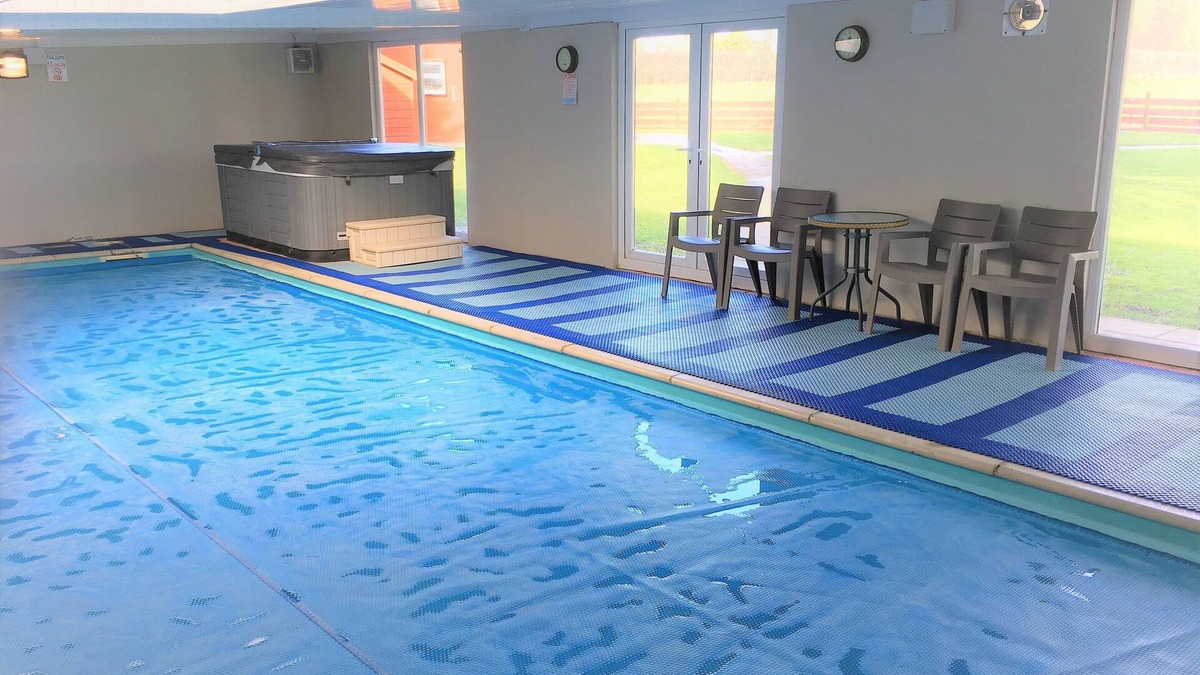 Swindon Cottage | Beautiful Country Cottage private Indoor Swimming Pool ,Hot Tub, & Games room.