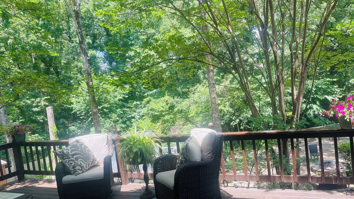 Southaven House | Beautiful Country Getaway/15 minutes From Elvis Graceland! Serene Fountain/Pool