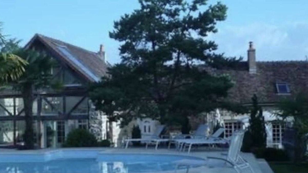 Perceneige House | Beautiful country house with heated swimming pool 120 kms from Paris, sleeps 19
