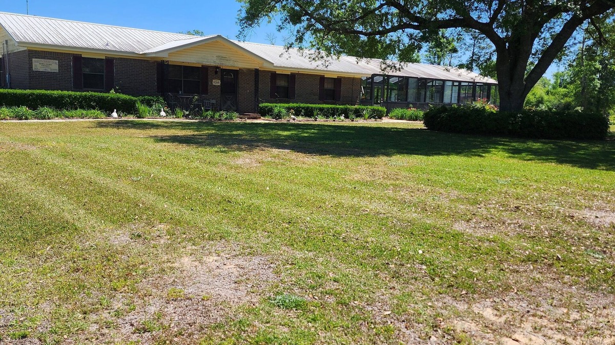 Cottondale House | Beautiful country home in quiet setting. Surrounded by gorgeous gardens.