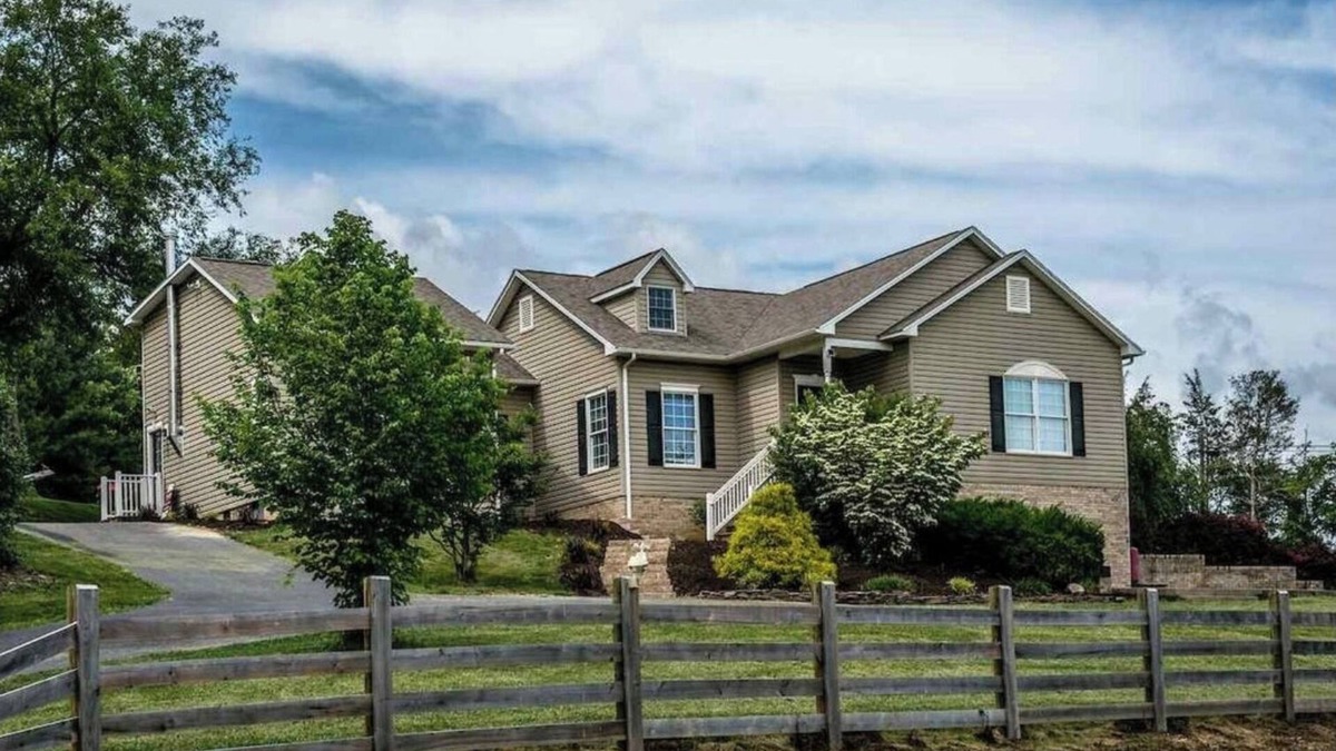 Cross Keys House | Beautiful Country Escape with gorgeous mountain views, Swim Spa, Game Room