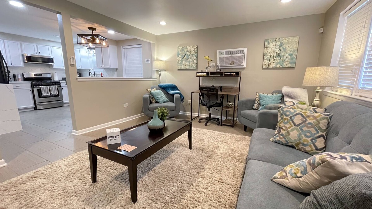 Elmwood Park Apartment | Beautiful & Cozy 2bd/1b Near O’Hare & Metra (MD-W)