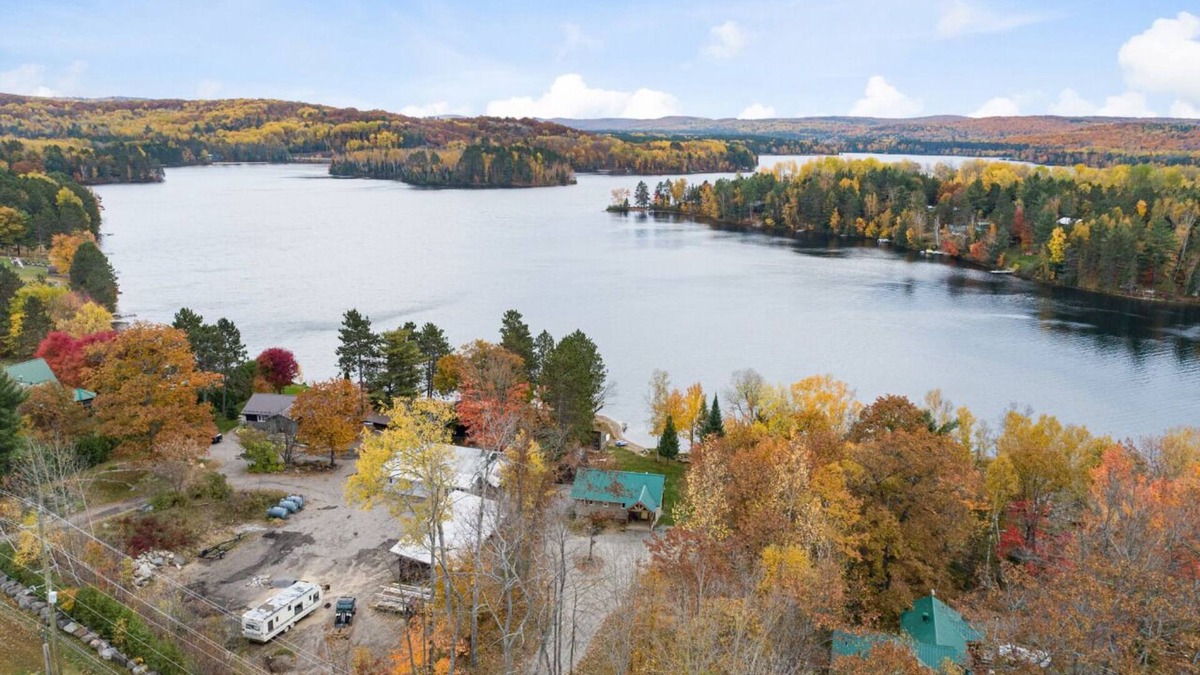 Madawaska Valley Cottage | Beautiful Cozy 3 Bedroom Cottage on the Lake