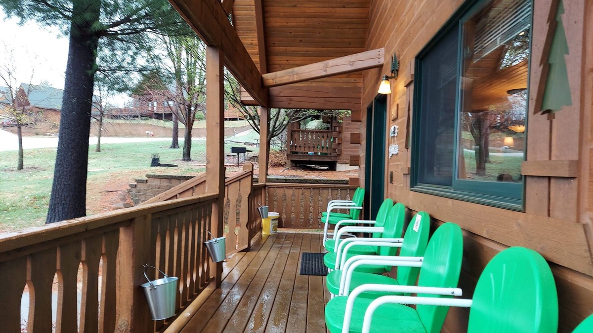 Warrens Cabin | Beautiful, cozy 3 bedroom cabin with additional loft space near water park!