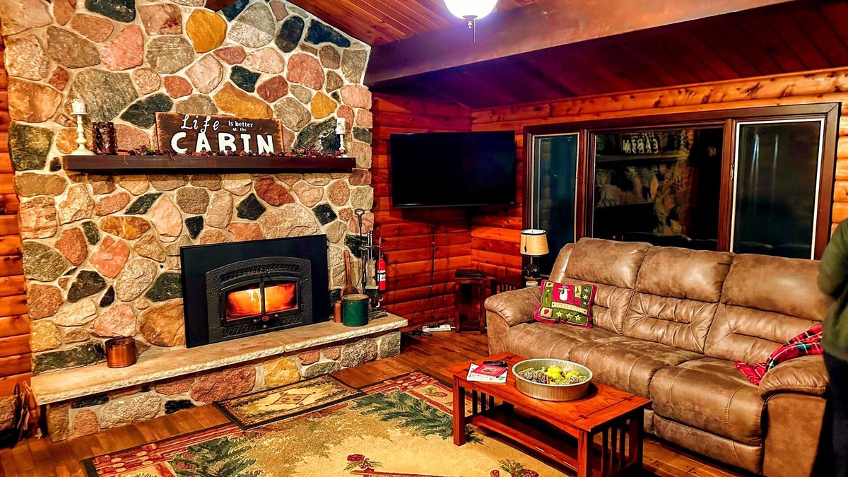 Town of Wausau Cabin | Beautiful, Cozy and Secluded Log Home -A Wausau Favorite! Now w/High Speed WiFi