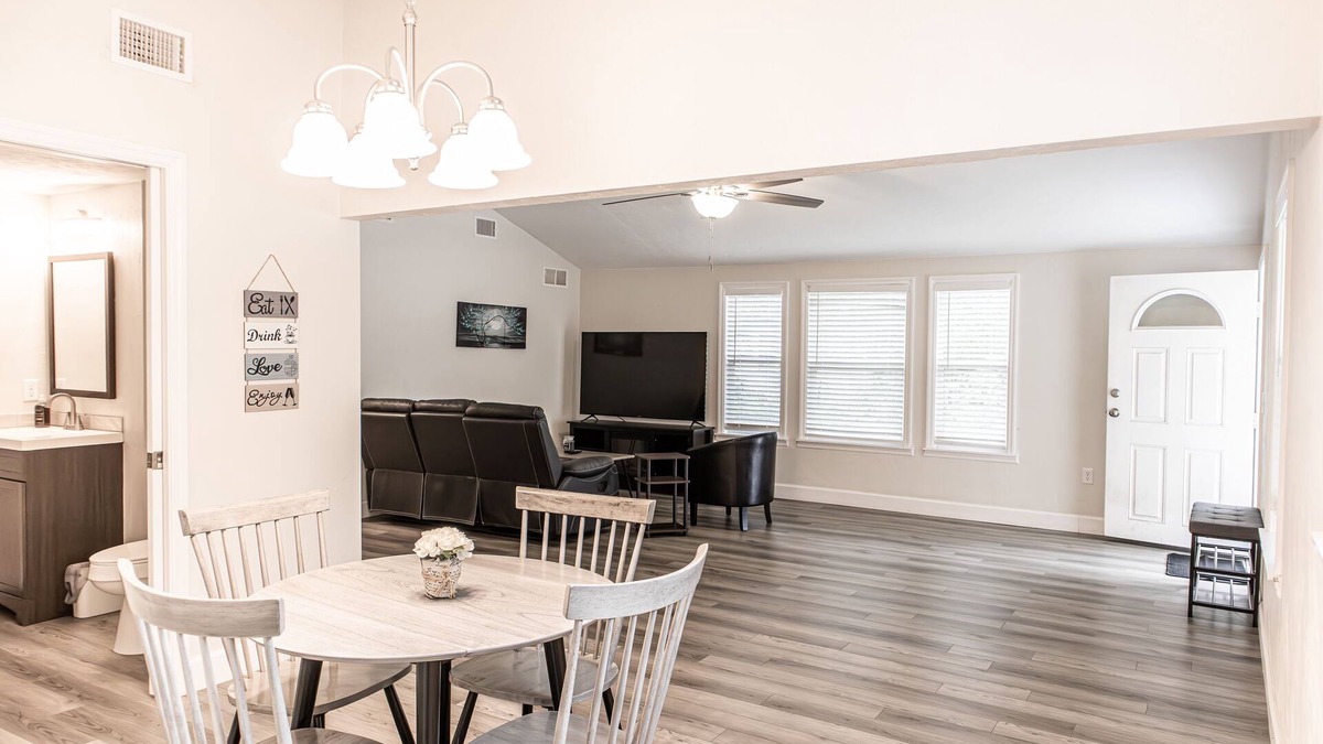 High Springs Cottage | Beautiful cozy cottage fully fenced near town and springs