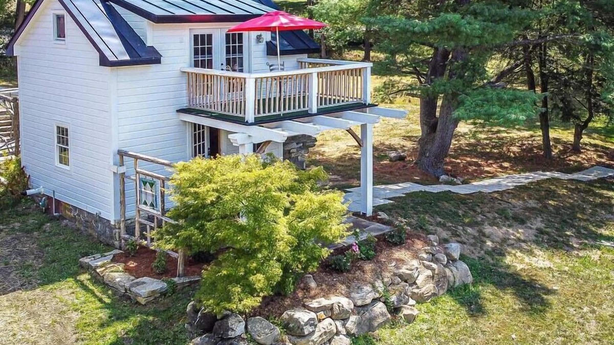Chester House | Beautiful cozy cottage for spring fun!