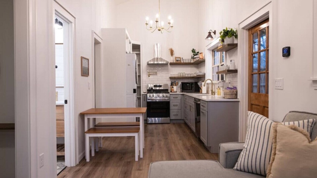 Norcross House | Beautiful "Cozy Cottage" in Downtown Norcross with Chef's Kitchen