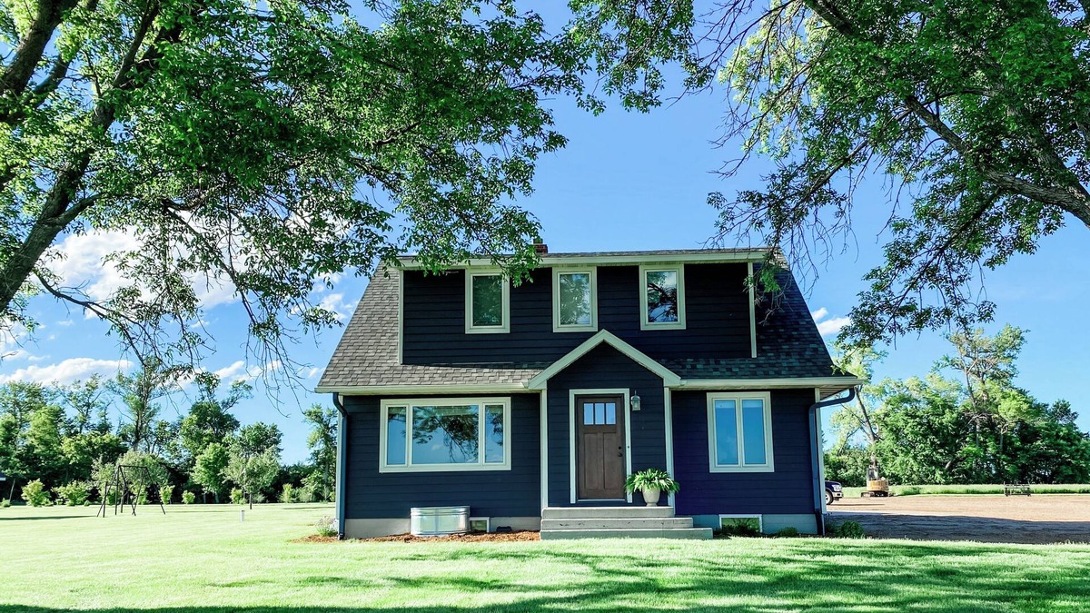 Stevens County House | Beautiful cozy country home located on 12 acres in a great farming community.