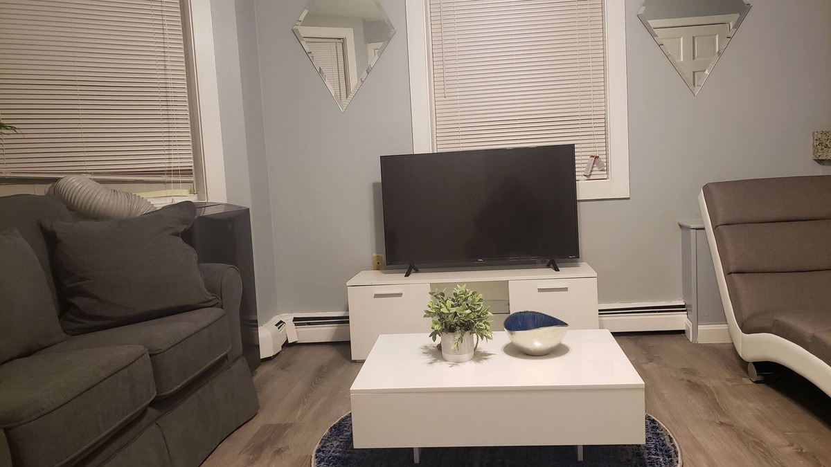 Lynn House | Beautiful Cozy Hill top 1BR near Boston & Salem