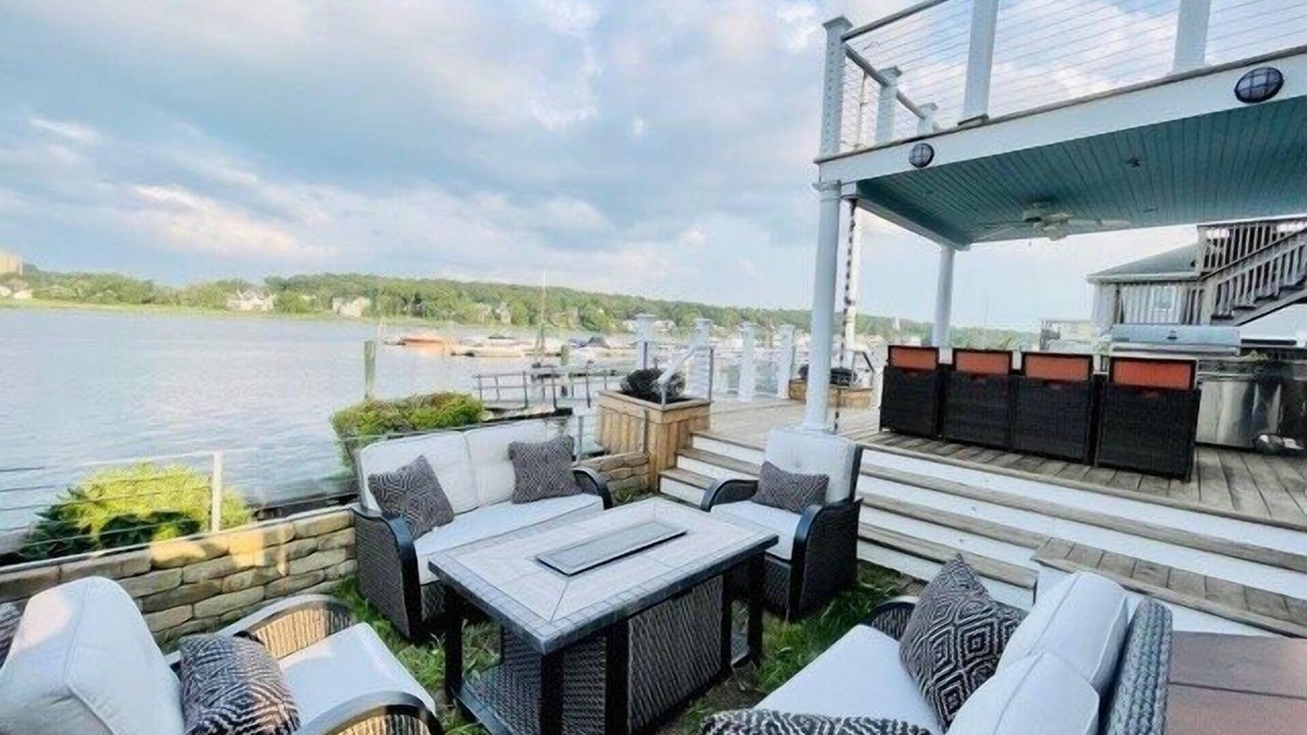 Fair Haven House | Beautiful cozy home w jacuzzi & dock for boat