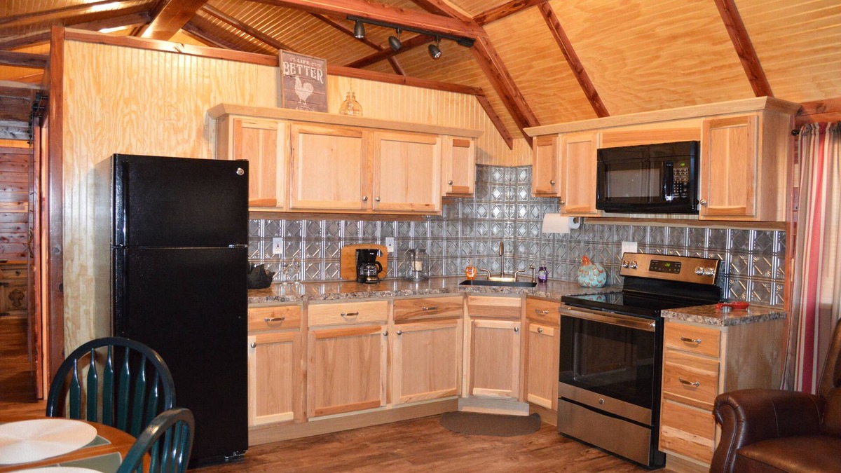 Hughes County Cabin | Beautiful cozy rustic cedar cabin located close to Rocky Top Winery.